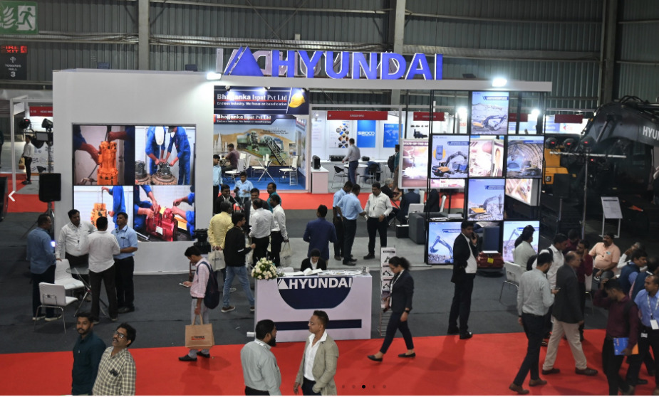Minds banner for @exhibitions